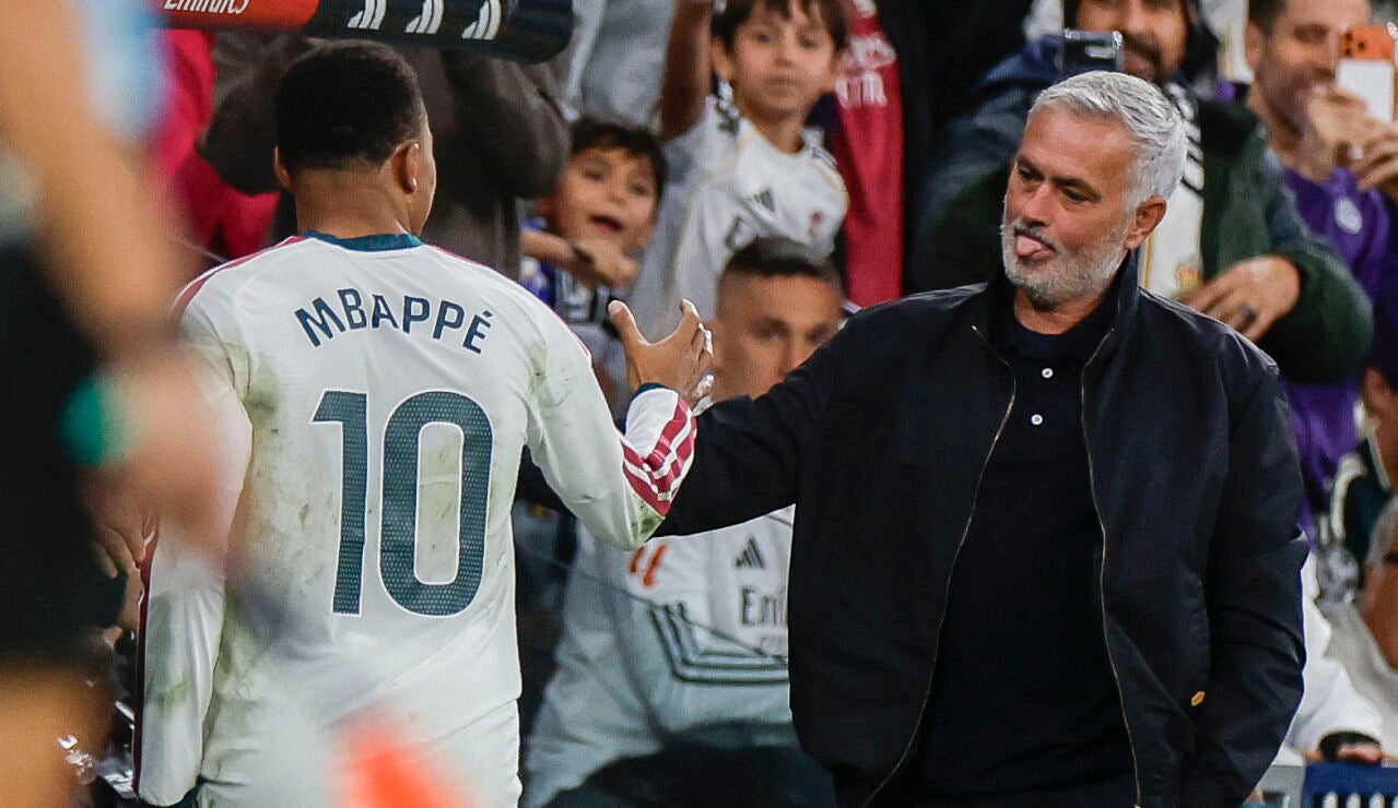 Mourinho saluda a Mbapp&eacute; tras el cambio del delantero parisino