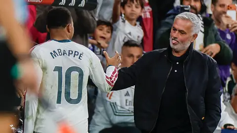 Mourinho saluda a Mbappé tras el cambio del delantero parisino Mourinho saluda a Mbappé tras el cambio del delantero parisino