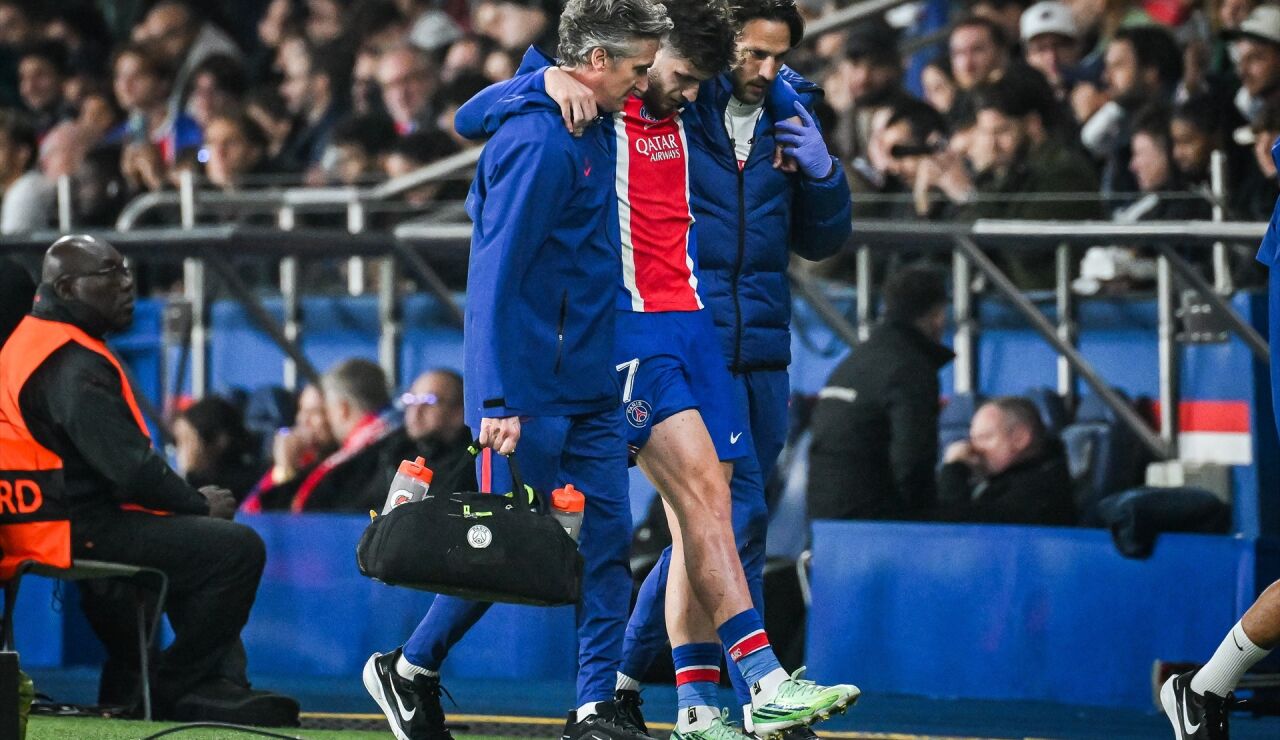 Kvaratskhelia al ser sustituido por su lesi&oacute;n ante el Bar&ccedil;a
