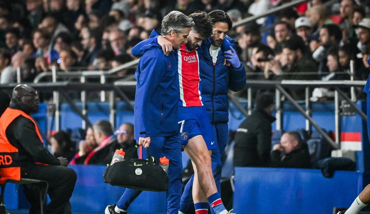 Kvaratskhelia al ser sustituido por su lesión ante el Barça