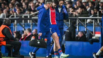 Kvaratskhelia al ser sustituido por su lesi&oacute;n ante el Bar&ccedil;a