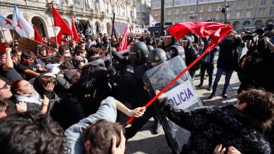 Cargas policiales en una manifestación contra el acto de Santiago Abascal en A Coruña