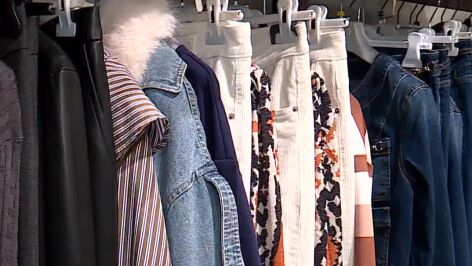 Ropa colgada en una percha