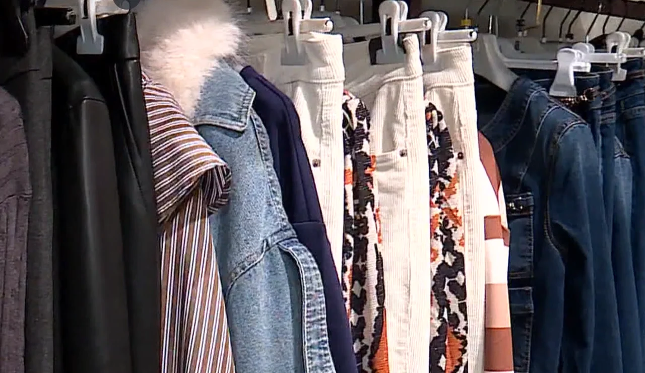 Ropa colgada en una percha