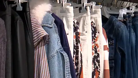 Ropa colgada en una percha Ropa colgada en una percha