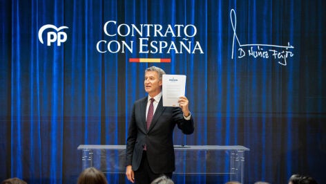 El presidente del PP, Alberto N&uacute;&ntilde;ez Feij&oacute;o, durante su &ldquo;Contrato con Espa&ntilde;a&rdquo;, en Espacio Larra, a 19 de octubre de 2026, en Madrid (Espa&ntilde;a). El documento se concibe como el "acta fundacional" de su proyecto pol&iacute;tico y recoge los principios rectores esenciales que guiar&aacute;n su ejecutivo en caso de ganar las pr&oacute;ximas elecciones generales del 29 de noviembre.
19 OCTUBRE 2026
Gabriel Luengas / Europa Press
19/10/2026