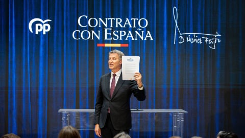 El presidente del PP, Alberto N&uacute;&ntilde;ez Feij&oacute;o, durante su &ldquo;Contrato con Espa&ntilde;a&rdquo;, en Espacio Larra, a 19 de octubre de 2026, en Madrid (Espa&ntilde;a). El documento se concibe como el "acta fundacional" de su proyecto pol&iacute;tico y recoge los principios rectores esenciales que guiar&aacute;n su ejecutivo en caso de ganar las pr&oacute;ximas elecciones generales del 29 de noviembre. 19 OCTUBRE 2026 Gabriel Luengas / Europa Press 19/10/2026