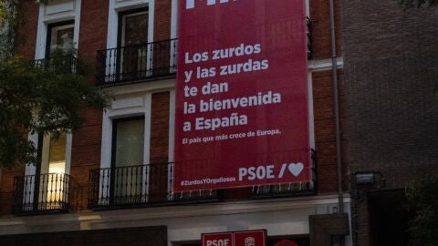 S&aacute;nchez y PSOE dan la "bienvenida" a la visita de Milei con una lona en Ferraz reivindicando su orgullo por ser "zurdos"
