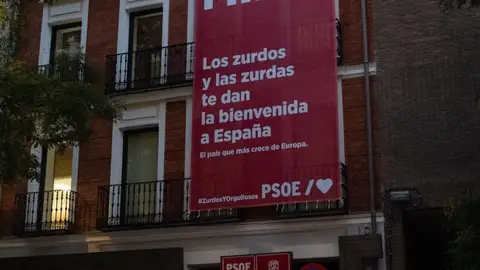 Sánchez y PSOE dan la "bienvenida" a la visita de Milei con una lona en Ferraz reivindicando su orgullo por ser "zurdos" Sánchez y PSOE dan la "bienvenida" a la visita de Milei con una lona en Ferraz reivindicando su orgullo por ser "zurdos"