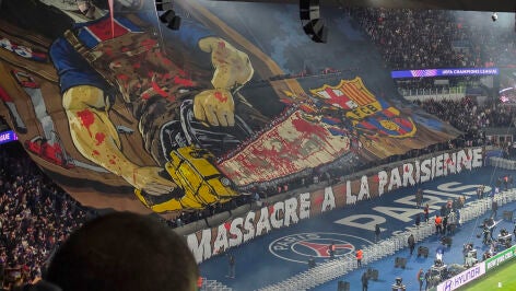El tifo 'masacre a la parisina' en el Parque de los Pr&iacute;ncipes