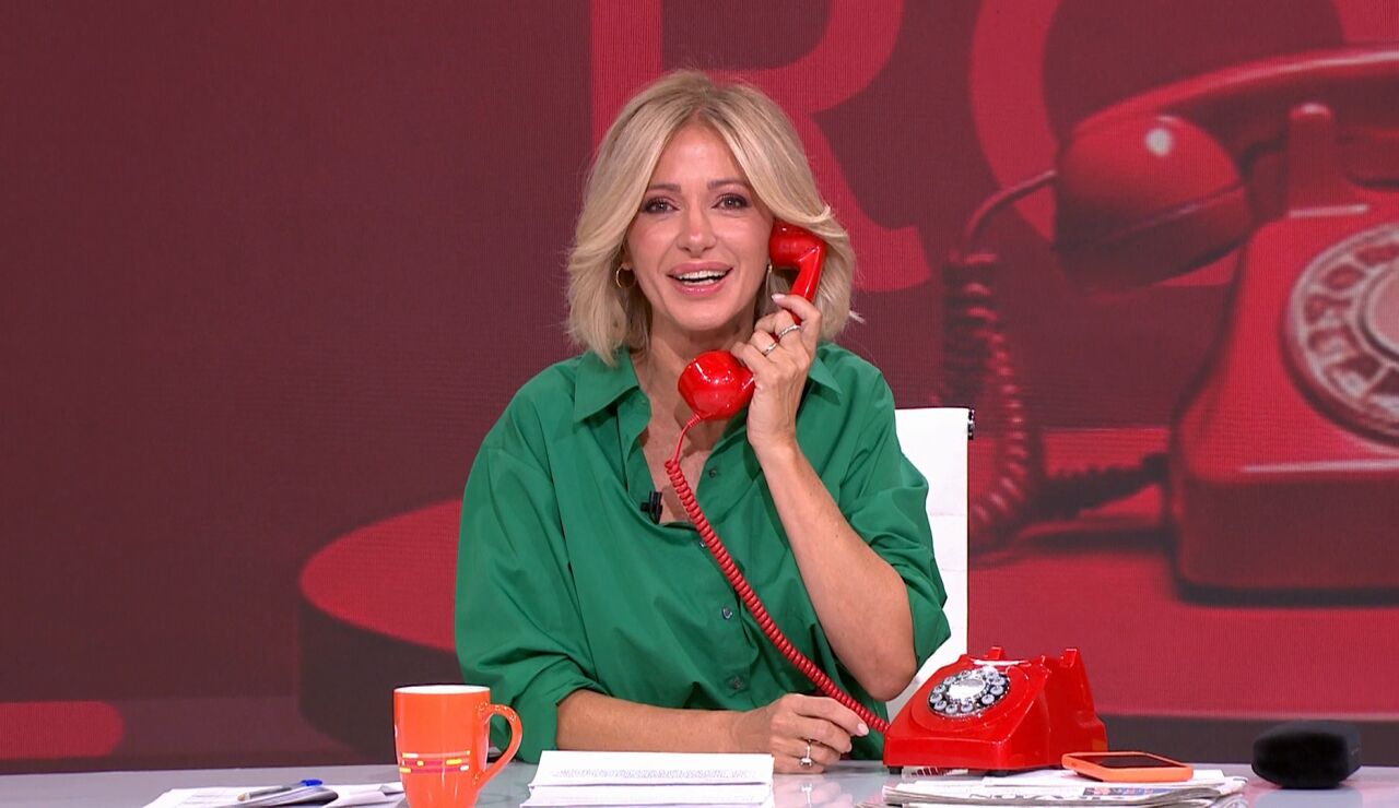 Susanna Griso coge el telefono rojo