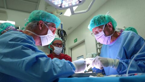 Primer trasplante de ri&ntilde;&oacute;n de Europa con una cirug&iacute;a rob&oacute;tica de una sola incisi&oacute;n