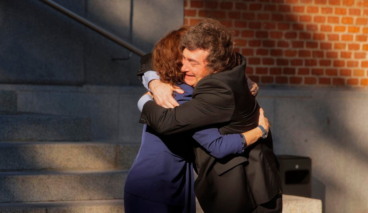 El abrazo entre Ayuso y Milei