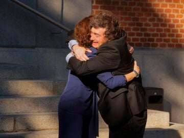 El abrazo entre Ayuso y Milei