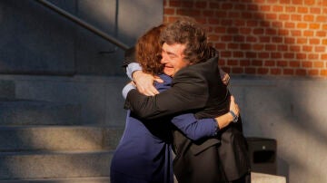 El abrazo entre Ayuso y Milei