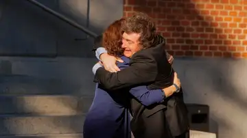El abrazo entre Ayuso y Milei El abrazo entre Ayuso y Milei