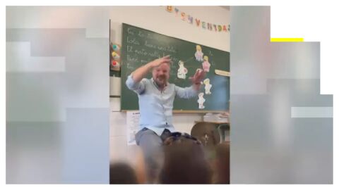 Un profesor de Huelva se hace viral ense&ntilde;ando lengua de signos a ritmo de m&uacute;sica