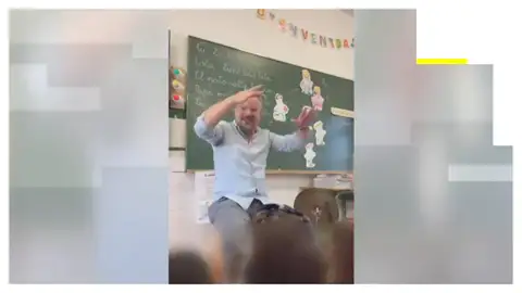 Un profesor de Huelva se hace viral enseñando lengua de signos a ritmo de música Un profesor de Huelva se hace viral enseñando lengua de signos a ritmo de música