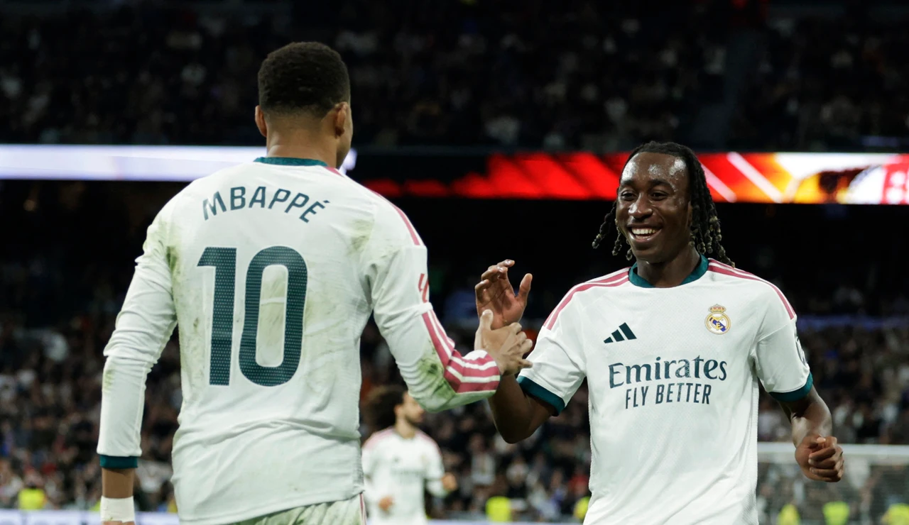 Mbappé y Diomande celebra un gol ante el Sevilla en el Santiago Bernabéu