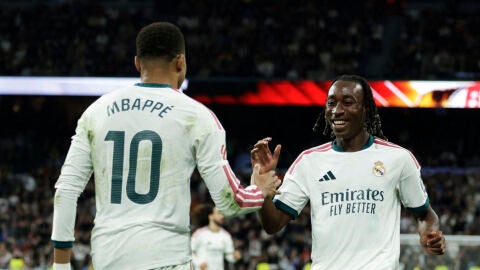 Mbapp&eacute; y Diomande celebra un gol ante el Sevilla en el Santiago Bernab&eacute;u