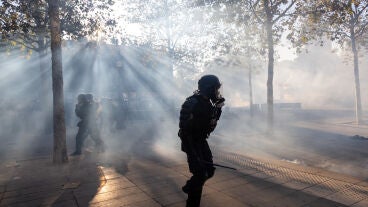 Paris, France: IPA89895761 - Paris, protest on October 18 near Place de la R&eacute;publique; protesters clashing with police; police used tear gas at Place de la R&eacute;publique; police officer (CRS) Mattia David Rinaldi / Zuma Press 19/10/2026 ONLY FOR USE IN SPAIN