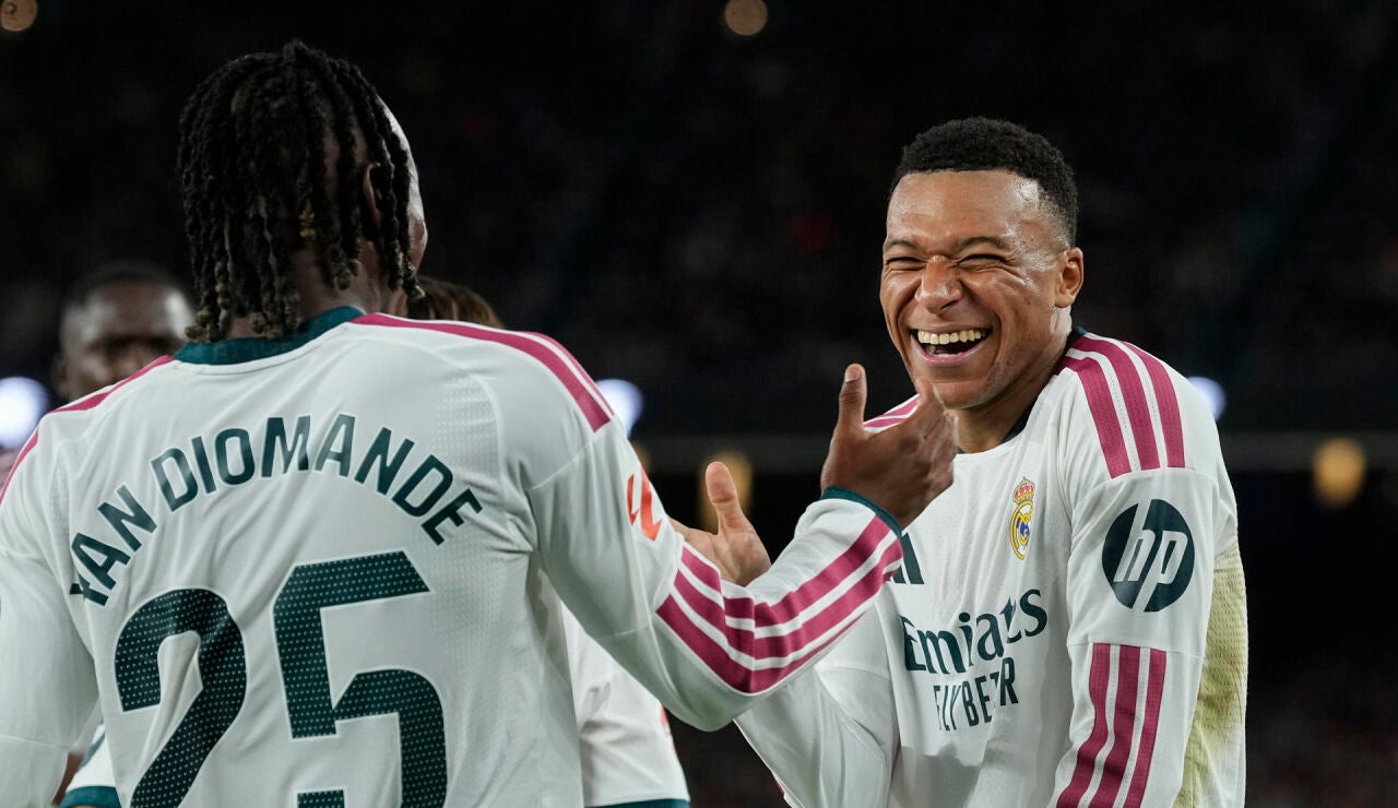 Mbapp&eacute; celebra su gol al Bar&ccedil;a en el Camp Nou 