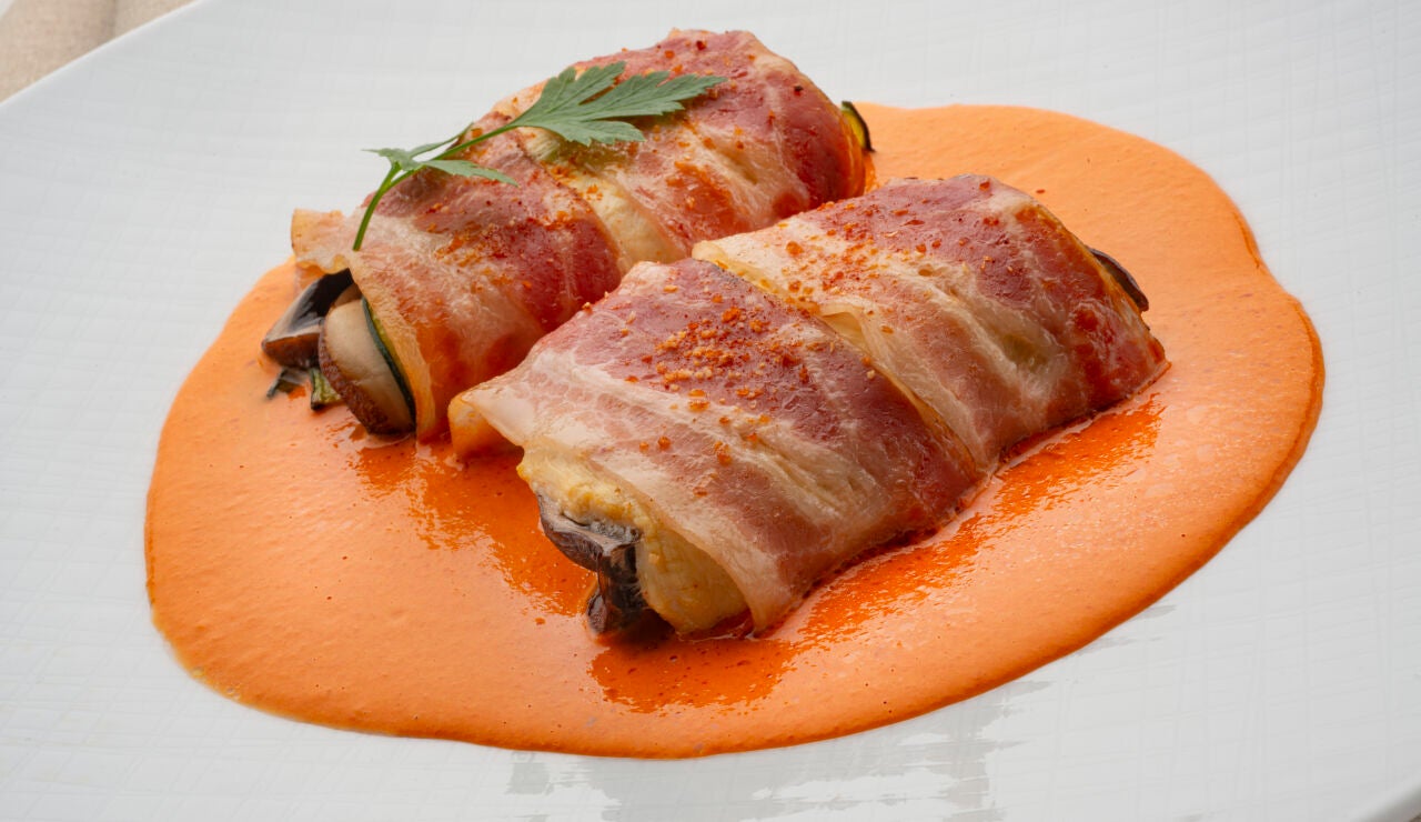 Rollitos de pollo y bacon con salsa de piquillo