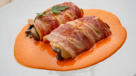 Rollitos de pollo y bacon con salsa de piquillo