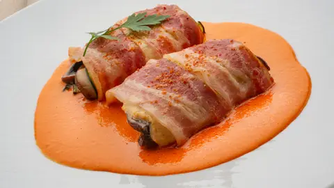 Rollitos de pollo y bacon con salsa de piquillo Rollitos de pollo y bacon con salsa de piquillo