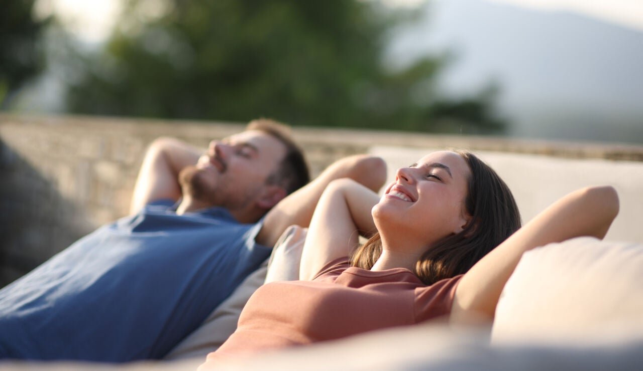 J&oacute;venes descansando al aire libre
