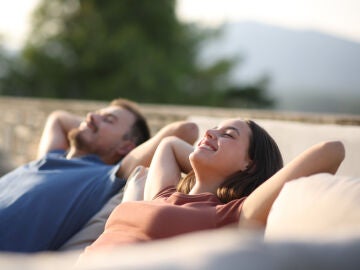 J&oacute;venes descansando al aire libre