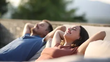 Jóvenes descansando al aire libre Jóvenes descansando al aire libre