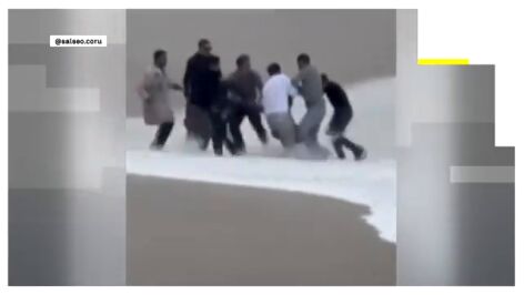 Una cadena humana consigue rescatar a una mujer arrastrada por las olas en Riazor