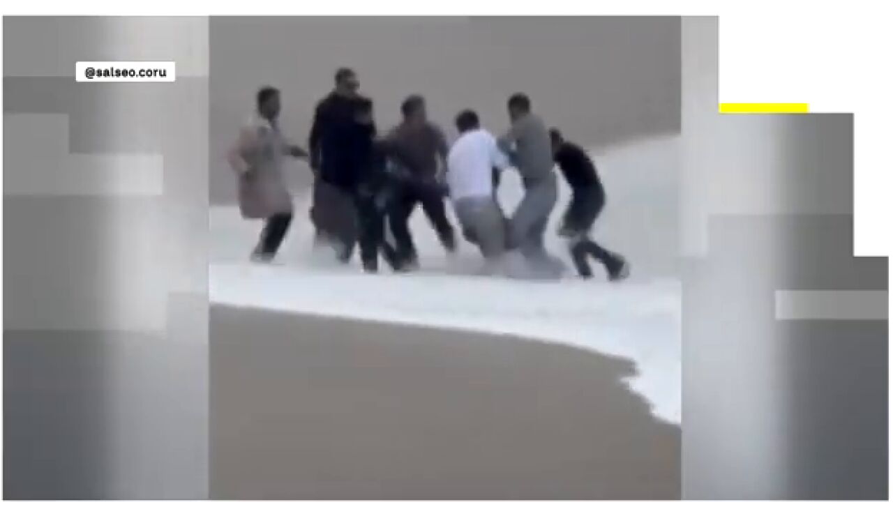 Una cadena humana consigue rescatar a una mujer arrastrada por las olas en Riazor