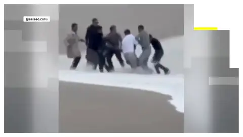 Una cadena humana consigue rescatar a una mujer arrastrada por las olas en Riazor Una cadena humana consigue rescatar a una mujer arrastrada por las olas en Riazor