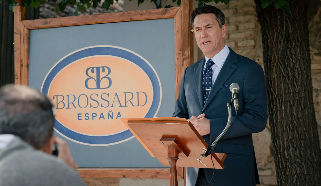 “Hay que desprenderse del pasado”: Gabriel inaugura la nueva imagen de Brossard España y obliga a Marta y Andrés a posar junto a él