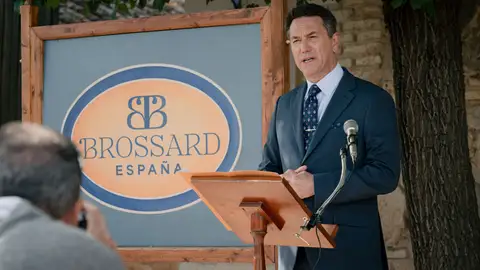 “Hay que desprenderse del pasado”: Gabriel inaugura la nueva imagen de Brossard España y obliga a Marta y Andrés a posar junto a él “Hay que desprenderse del pasado”: Gabriel inaugura la nueva imagen de Brossard España y obliga a Marta y Andrés a posar junto a él