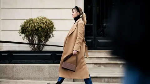 Mujer con un abrigo de lana Mujer con un abrigo de lana