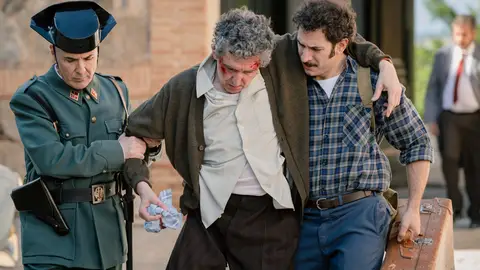 ¡Sin palabras! Salva descubre que a su padre le han dado una paliza y que le han robado todo el dinero de la casa ¡Sin palabras! Salva descubre que a su padre le han dado una paliza y que le han robado todo el dinero de la casa