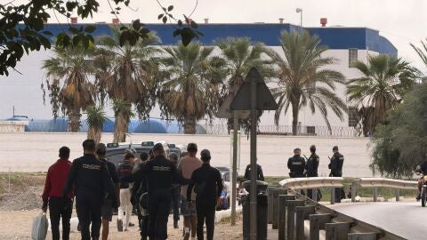 Despliegue policial en Ceuta para localizar inmigrantes para ser devueltos a Marruecos: hoy han retornado a 12 del CETI