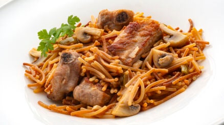 Cazuela de fideos con costilla de cerdo 