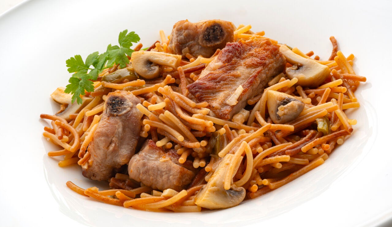 Cazuela de fideos con costilla de cerdo 