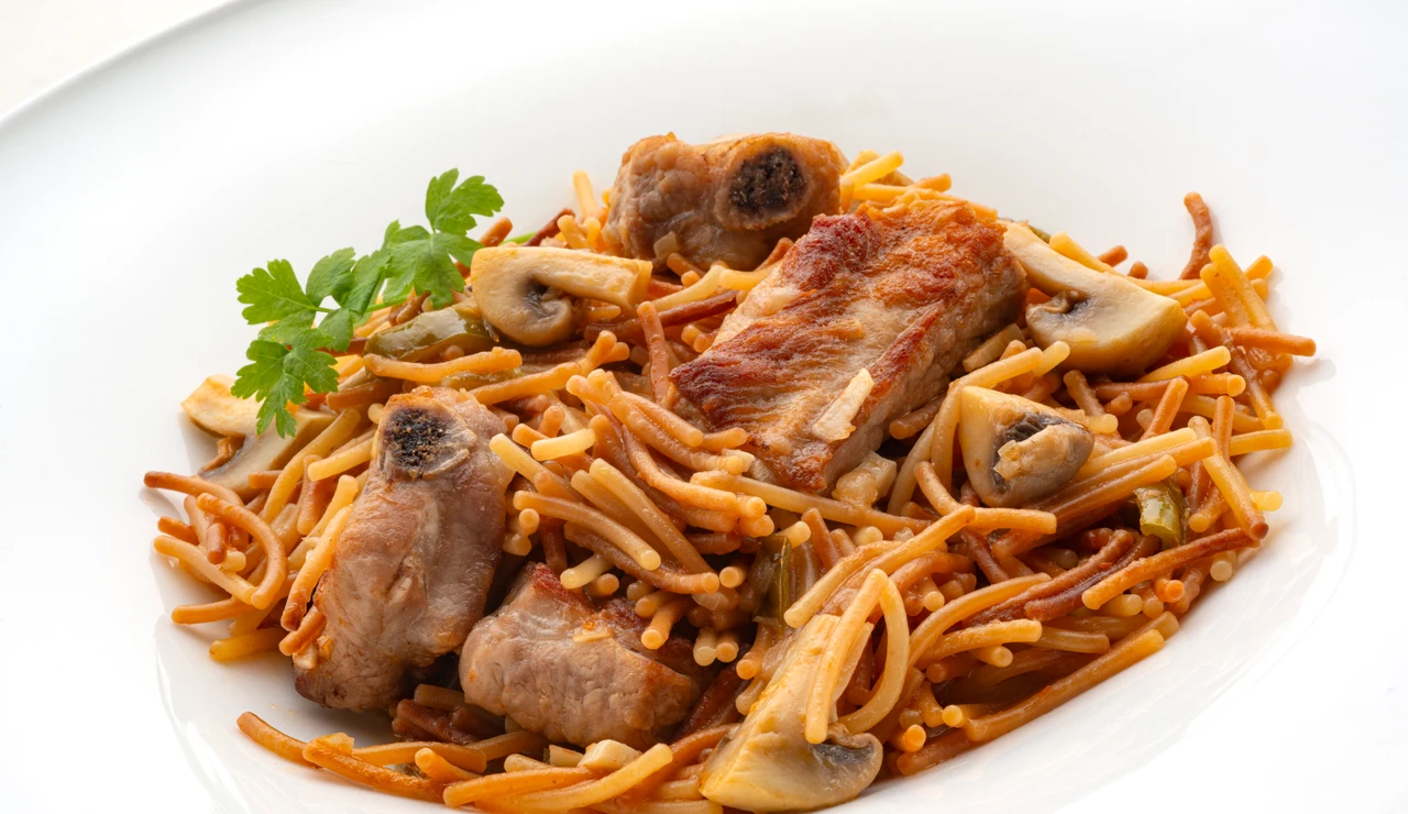 Cazuela de fideos con costilla de cerdo
