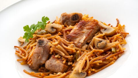 Cazuela de fideos con costilla de cerdo 