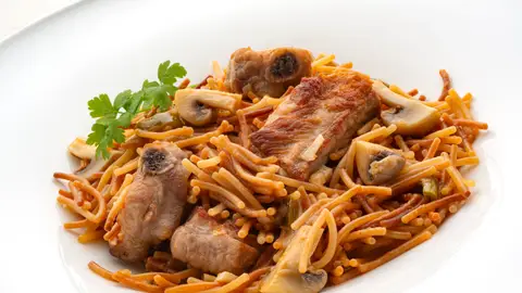 Cazuela de fideos con costilla de cerdo Cazuela de fideos con costilla de cerdo