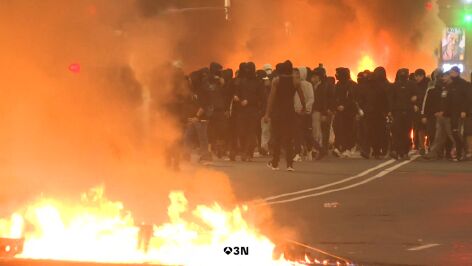 Coches y contenedores ardiendo, saqueo de comercios...las calles de Bilbao arden en una noche de disturbios con 17 detenidos