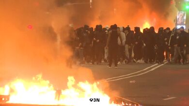 Coches y contenedores ardiendo, saqueo de comercios...las calles de Bilbao arden en una noche de disturbios con 17 detenidos