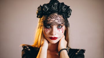 Mujer con un maquillaje de Halloween
