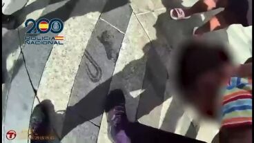 El momento en el que los agentes atienden al beb&eacute;
