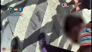 El momento en el que los agentes atienden al bebé El momento en el que los agentes atienden al bebé